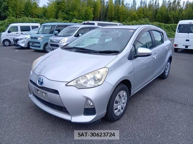 Toyota AQUA 2013-09 8848241-0