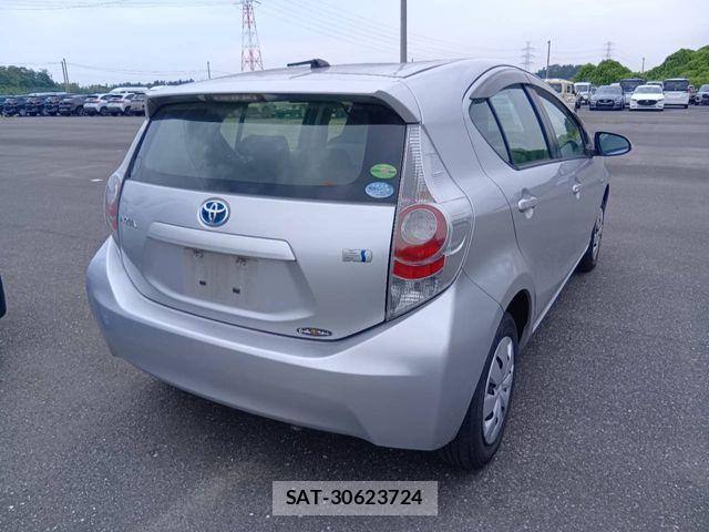 Toyota AQUA 2013-09 8848241-2