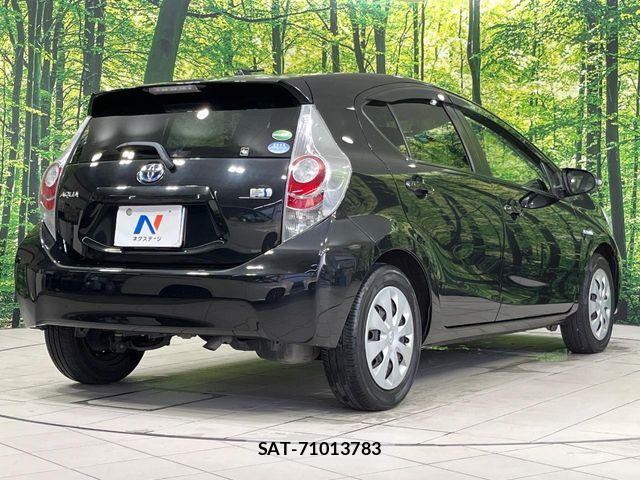 Toyota AQUA 2013-12 8848218-14