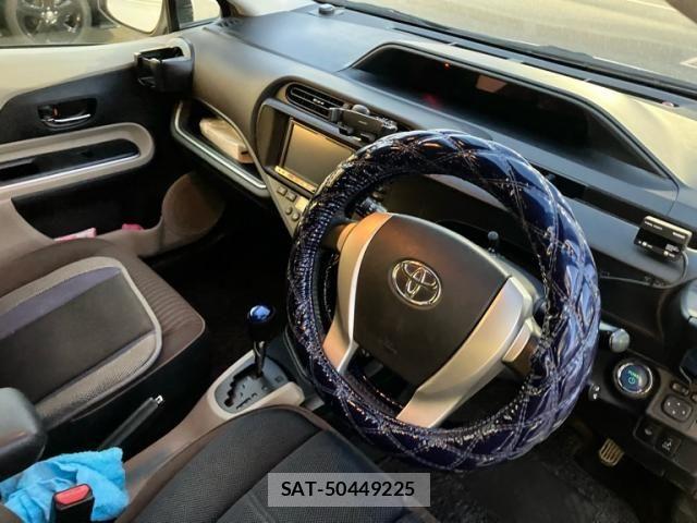 Toyota AQUA 2014-06 8848237-10