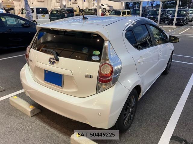 Toyota AQUA 2014-06 8848237-2