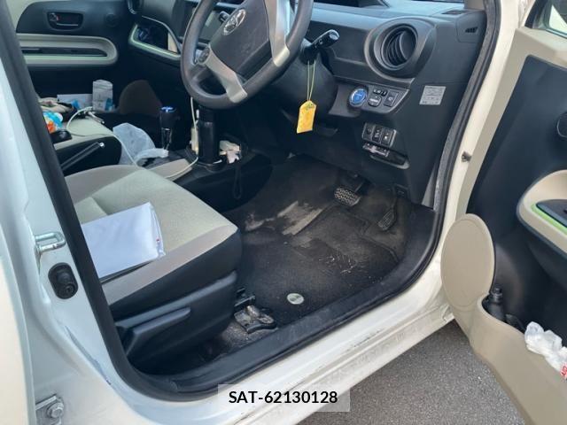 Toyota AQUA 2012-10 8848240-11