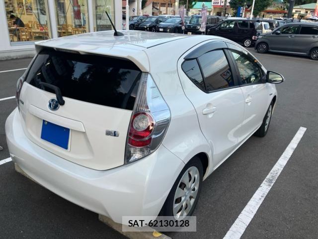 Toyota AQUA 2012-10 8848240-3