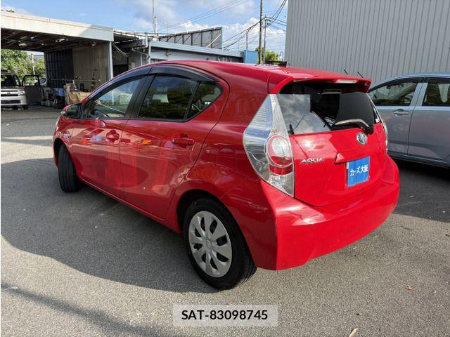 Toyota AQUA 2013-12 8848228-2