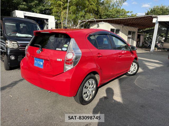 Toyota AQUA 2013-12 8848228-3