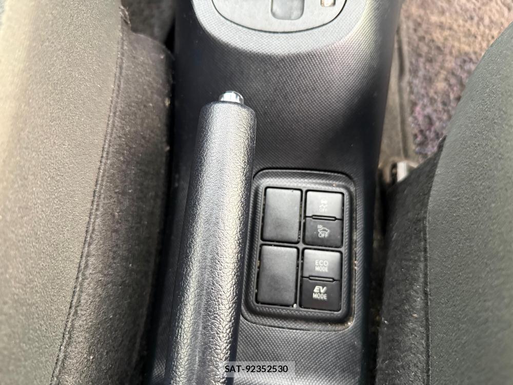 Toyota AQUA 2017-11 2016162-20