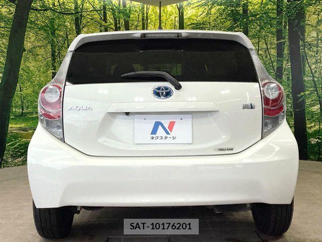 Toyota AQUA 2012-02 8870407-14