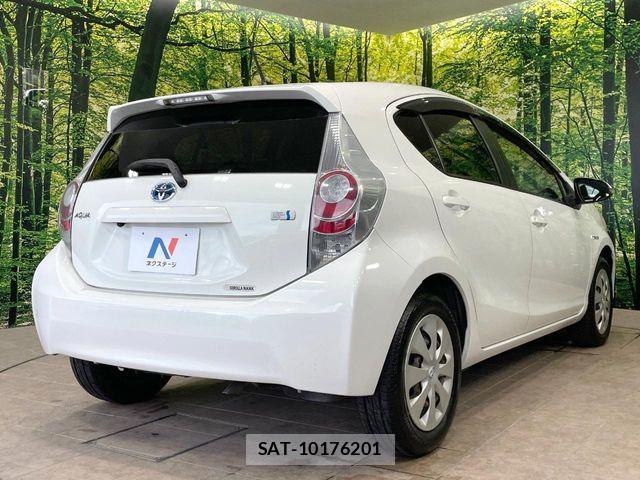 Toyota AQUA 2012-02 8870407-16