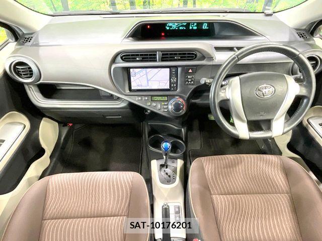 Toyota AQUA 2012-02 8870407-1