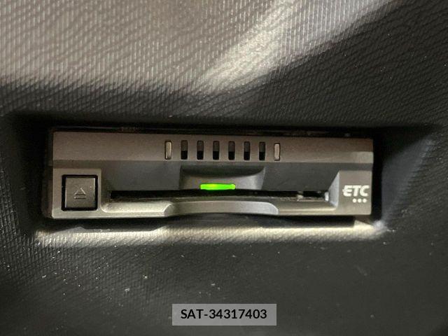 Toyota AQUA 2018-04 8870404-6