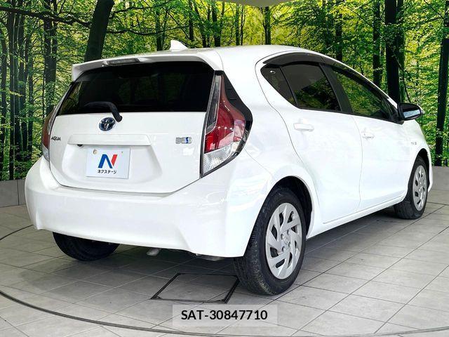 Toyota AQUA 2016-01 8870409-16