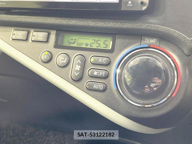 Toyota AQUA 2012-02 8870411-5
