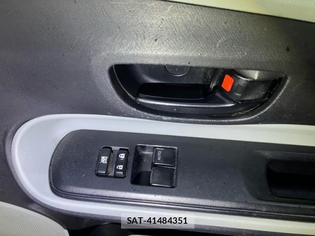 Toyota AQUA 2012-05 8870416-11