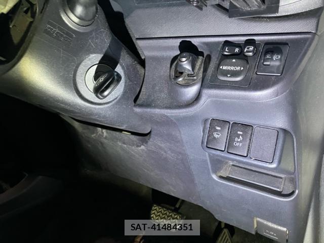 Toyota AQUA 2012-05 8870416-13