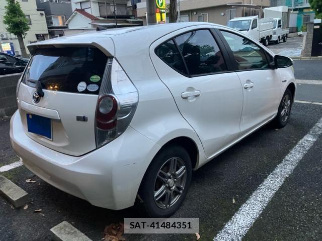 Toyota AQUA 2012-05 8870416-3