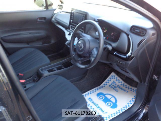 Toyota AQUA 2022-08 8870402-1