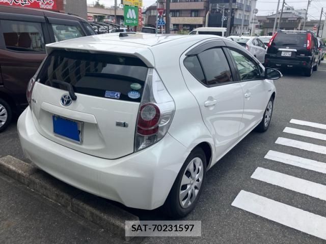 Toyota AQUA 2014-11 8870417-8
