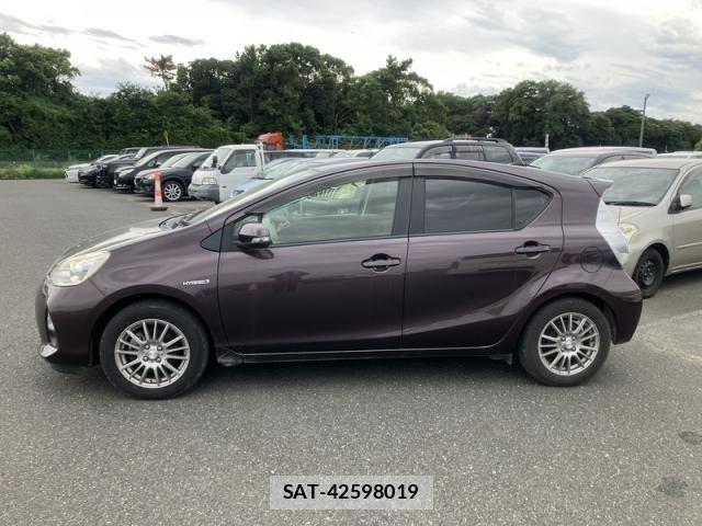 Toyota AQUA 2014-02 8870414-1