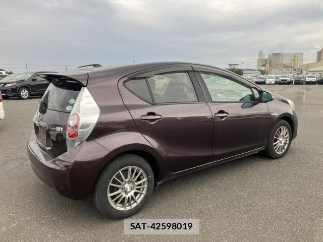 Toyota AQUA 2014-02 8870414-4