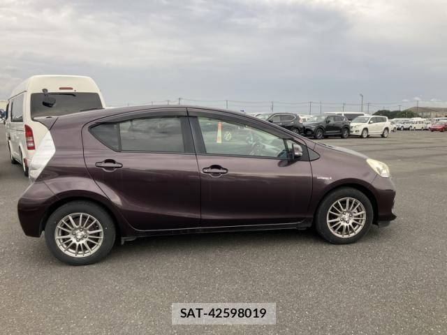 Toyota AQUA 2014-02 8870414-5