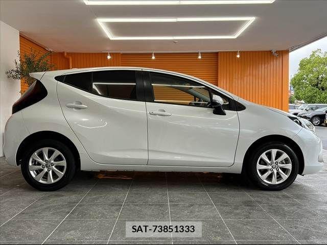 Toyota AQUA 2023-11 8870398-11