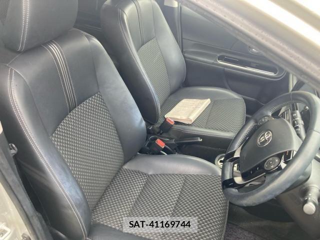 Toyota AQUA 2017-12 8878680-10