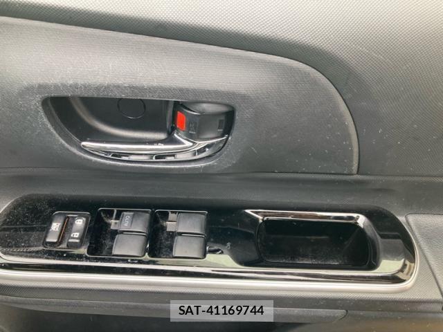 Toyota AQUA 2017-12 8878680-16