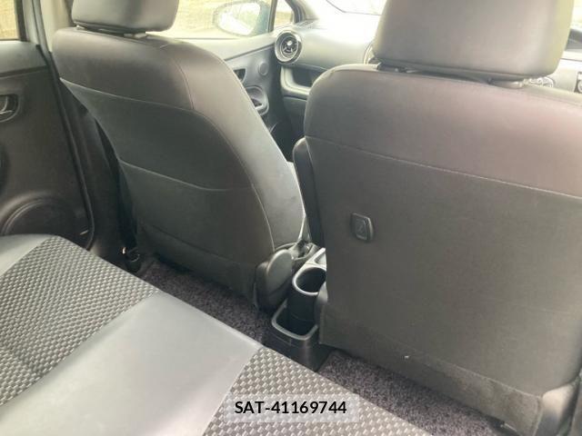 Toyota AQUA 2017-12 8878680-18