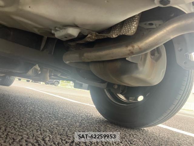 Toyota AQUA 2013-08 8878695-11