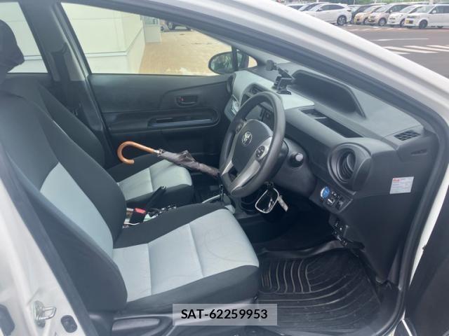 Toyota AQUA 2013-08 8878695-15