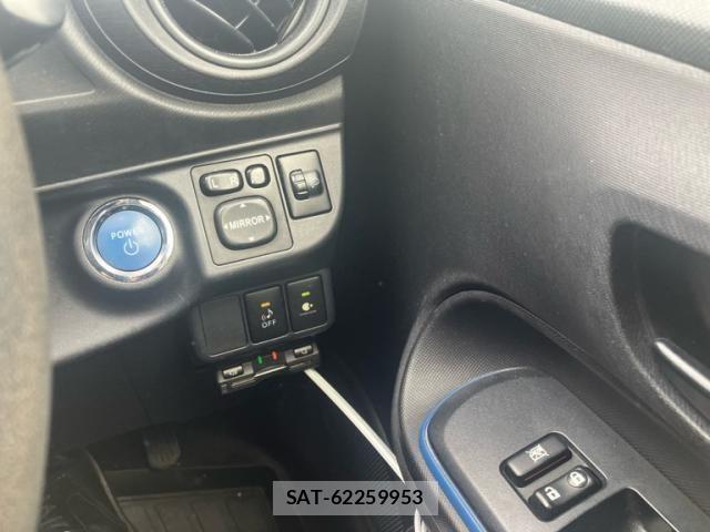 Toyota AQUA 2013-08 8878695-18