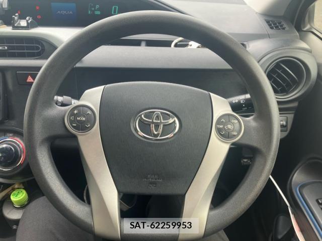 Toyota AQUA 2013-08 8878695-19