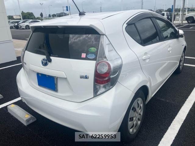 Toyota AQUA 2013-08 8878695-7