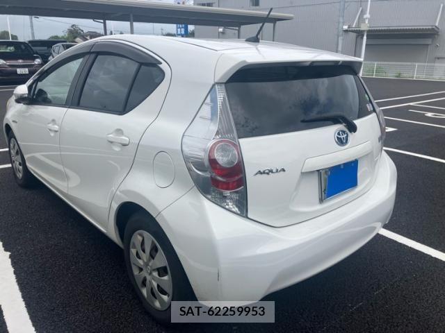 Toyota AQUA 2013-08 8878695-8