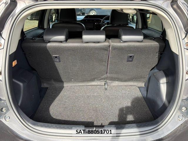 Toyota AQUA 2015-08 8878686-13
