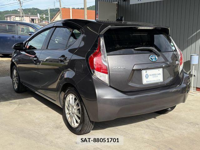 Toyota AQUA 2015-08 8878686-3
