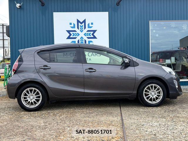 Toyota AQUA 2015-08 8878686-7
