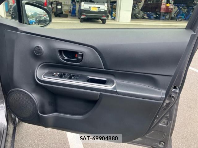Toyota AQUA 2018-08 8878684-13