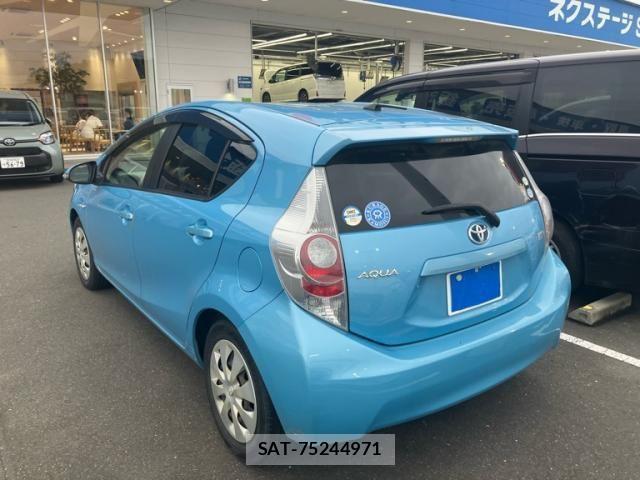 Toyota AQUA 2012-02 8878698-9