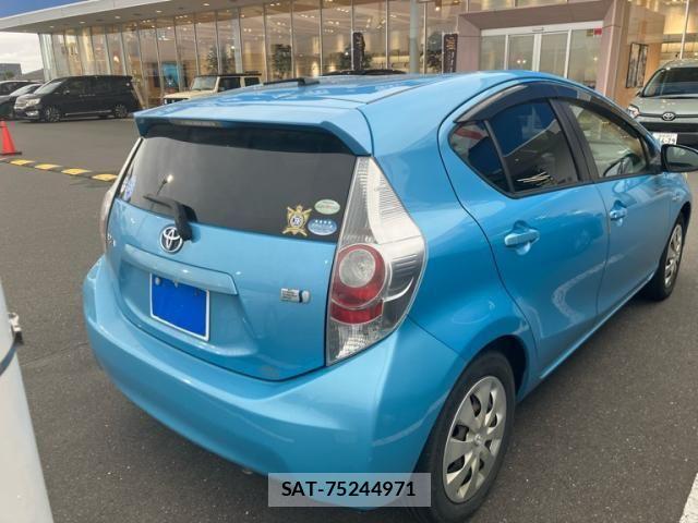 Toyota AQUA 2012-02 8878698-10