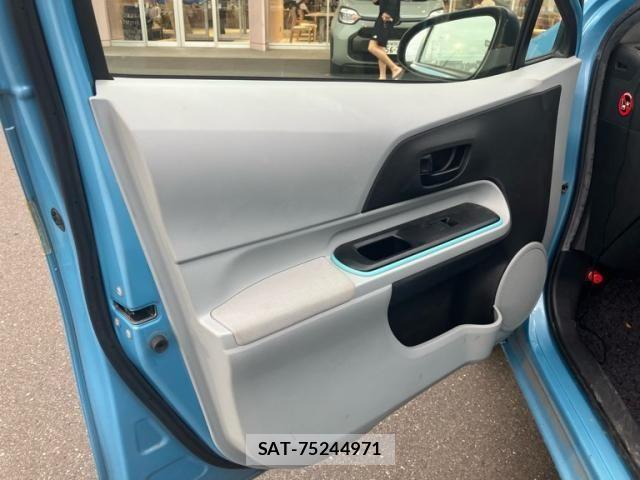 Toyota AQUA 2012-02 8878698-12