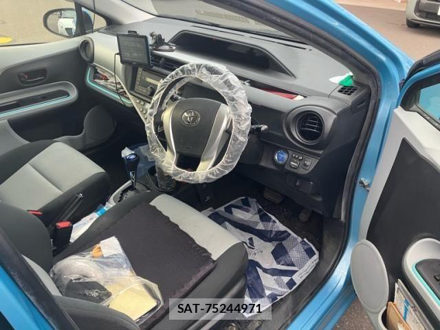 Toyota AQUA 2012-02 8878698-18