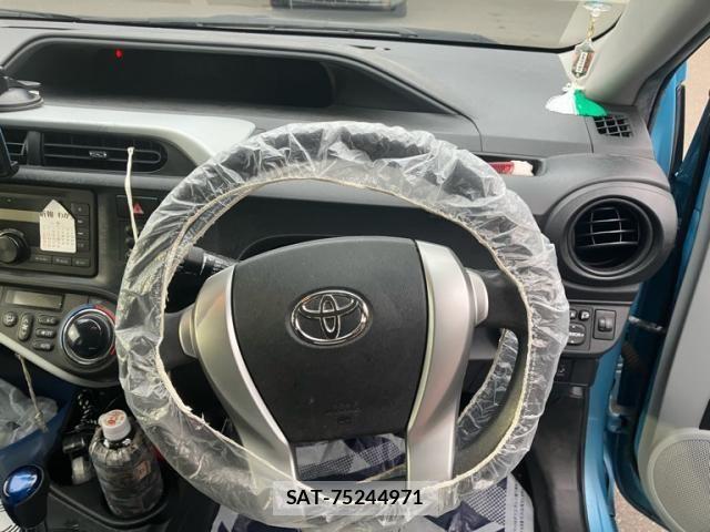 Toyota AQUA 2012-02 8878698-21