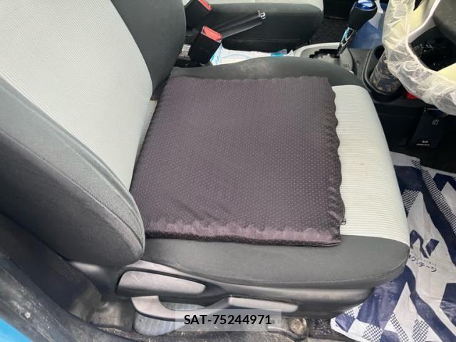 Toyota AQUA 2012-02 8878698-22
