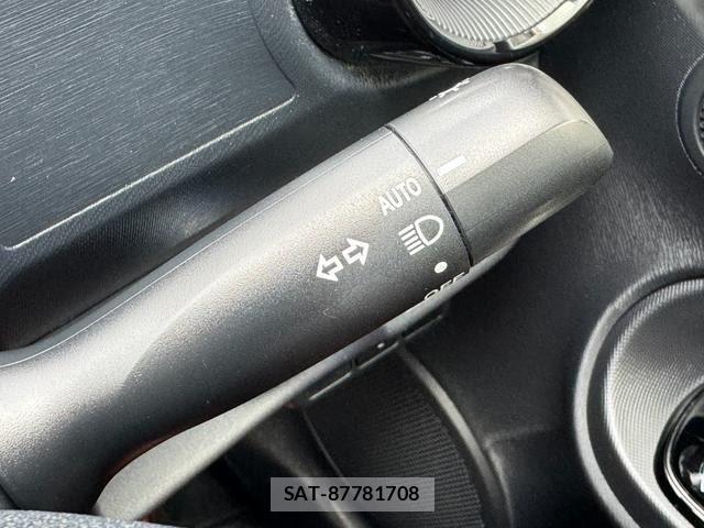 Toyota AQUA 2019-02 8878663-19