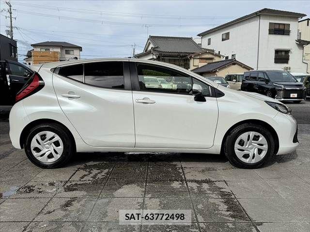 Toyota AQUA 2022-10 8878658-11