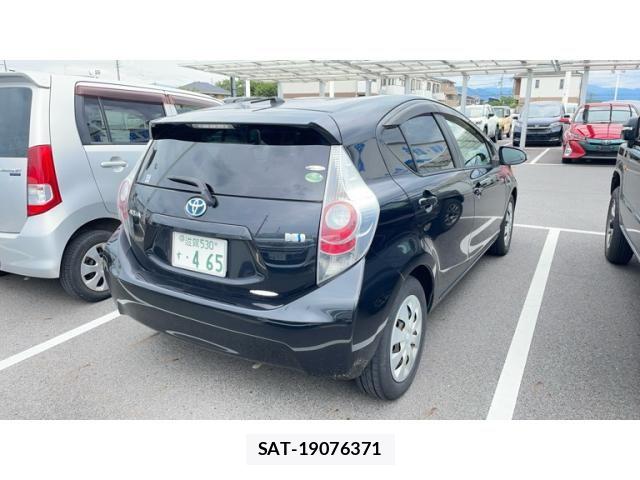 Toyota AQUA 2012-06 8878696-3