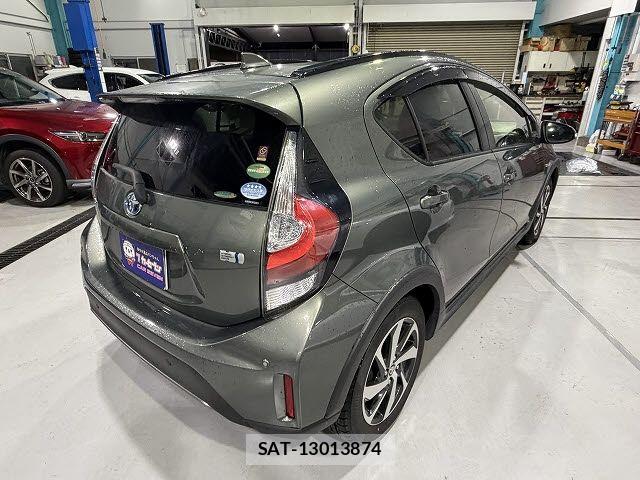 Toyota AQUA 2019-04 8878654-3