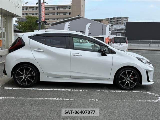 Toyota AQUA 2023-04 8878648-11