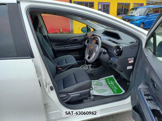 Toyota AQUA 2015-11 8878668-1